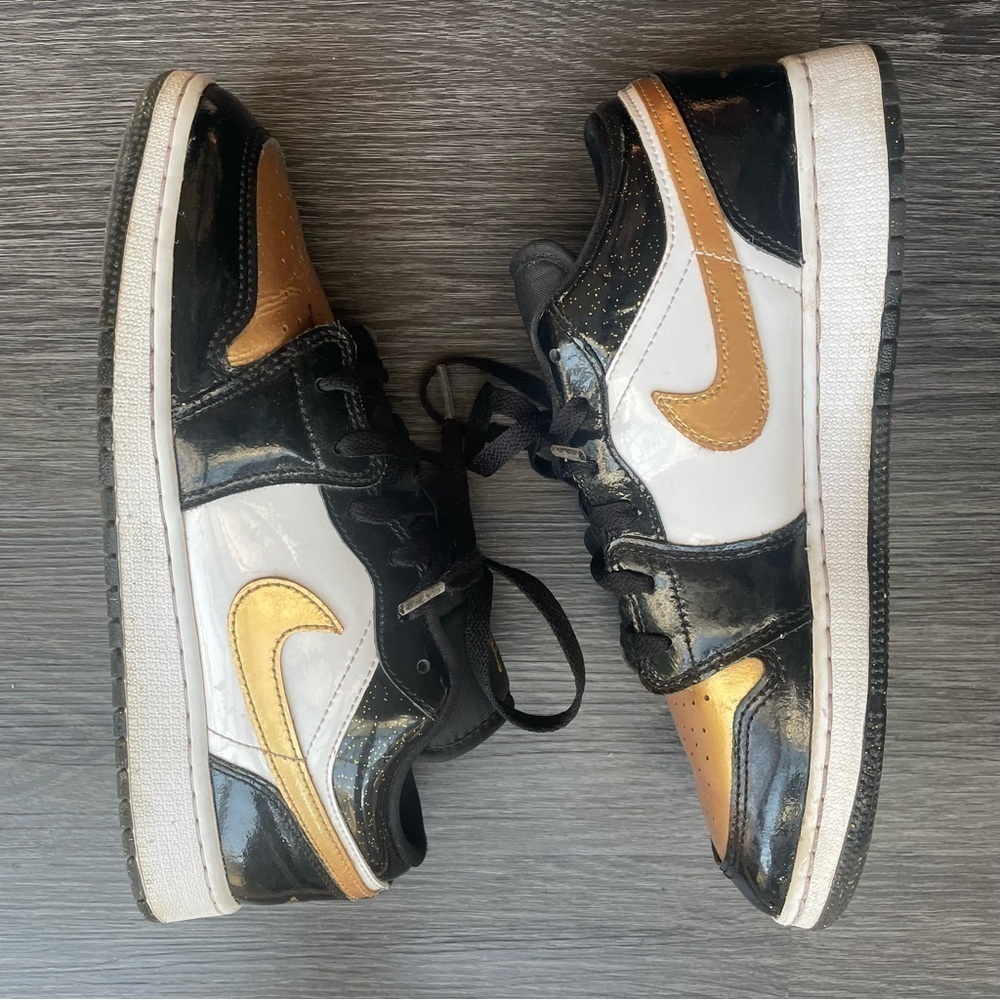 Air Jordan 1 Low SE Gold Toe Black Metallic Gold Speckle White Nike 8.5W 7M 7Y - Picture 2 of 9
